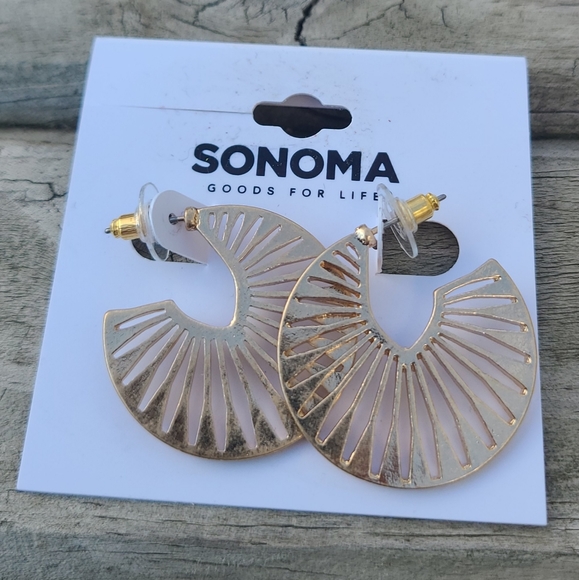 Seven Piece Makeup and Earring Bundle - Picture 2 of 9